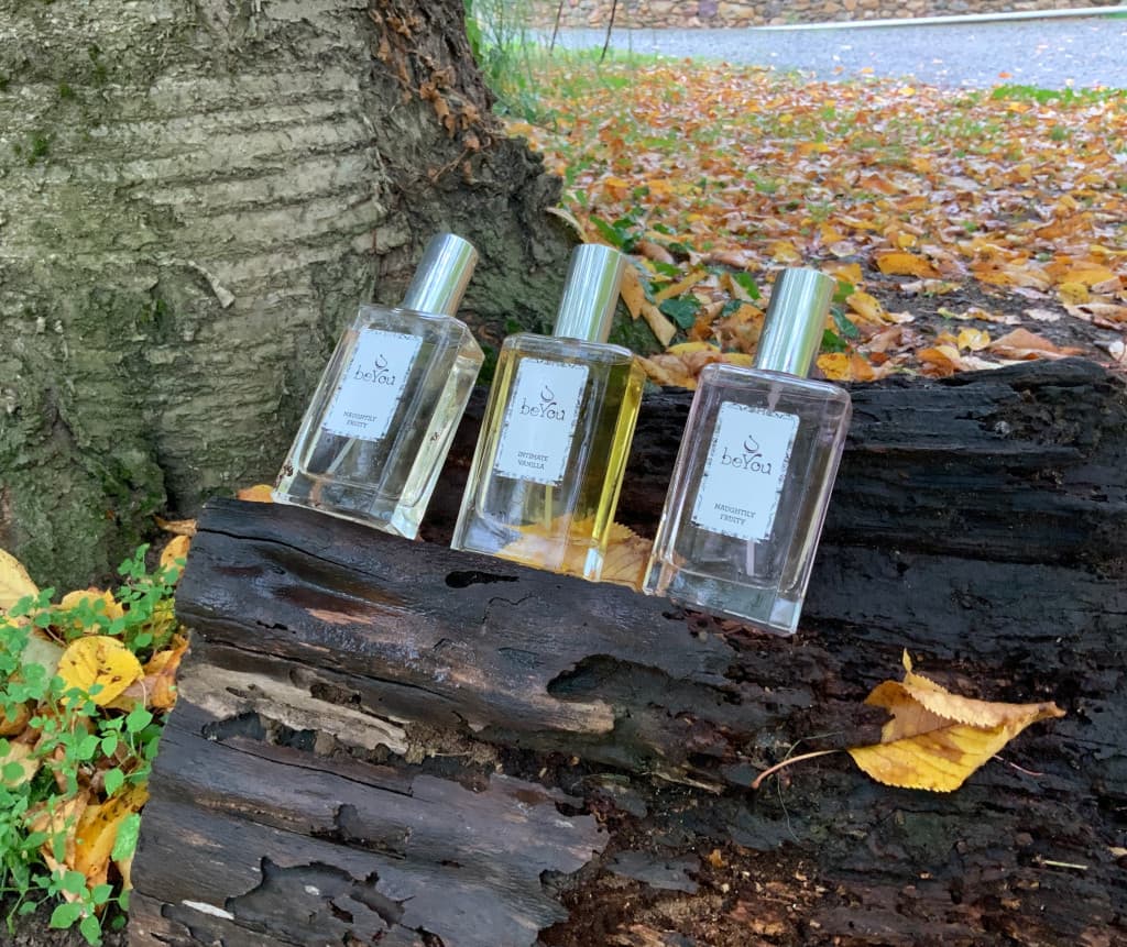 Parfumsnet personalized perfume composition on a worktable